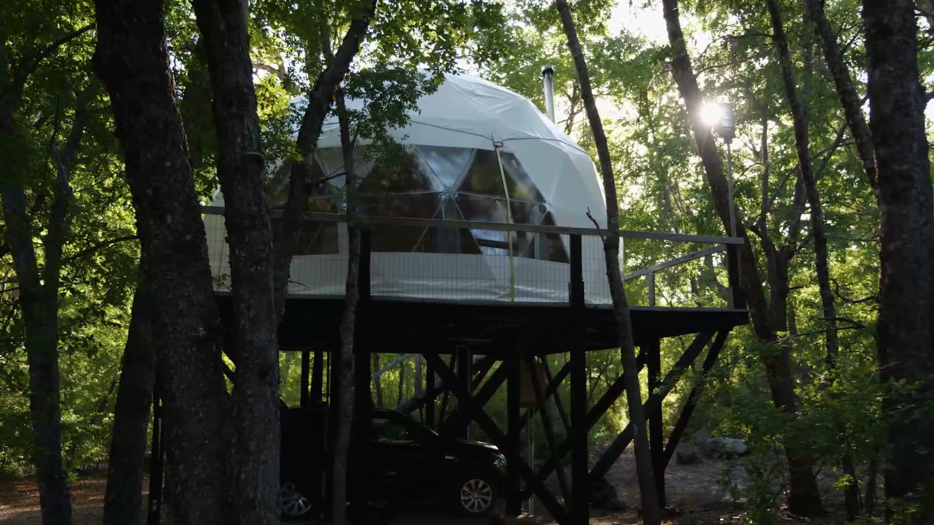 Domo geodésico TreePod sobre el bosque nativo de Valle Las Trancas