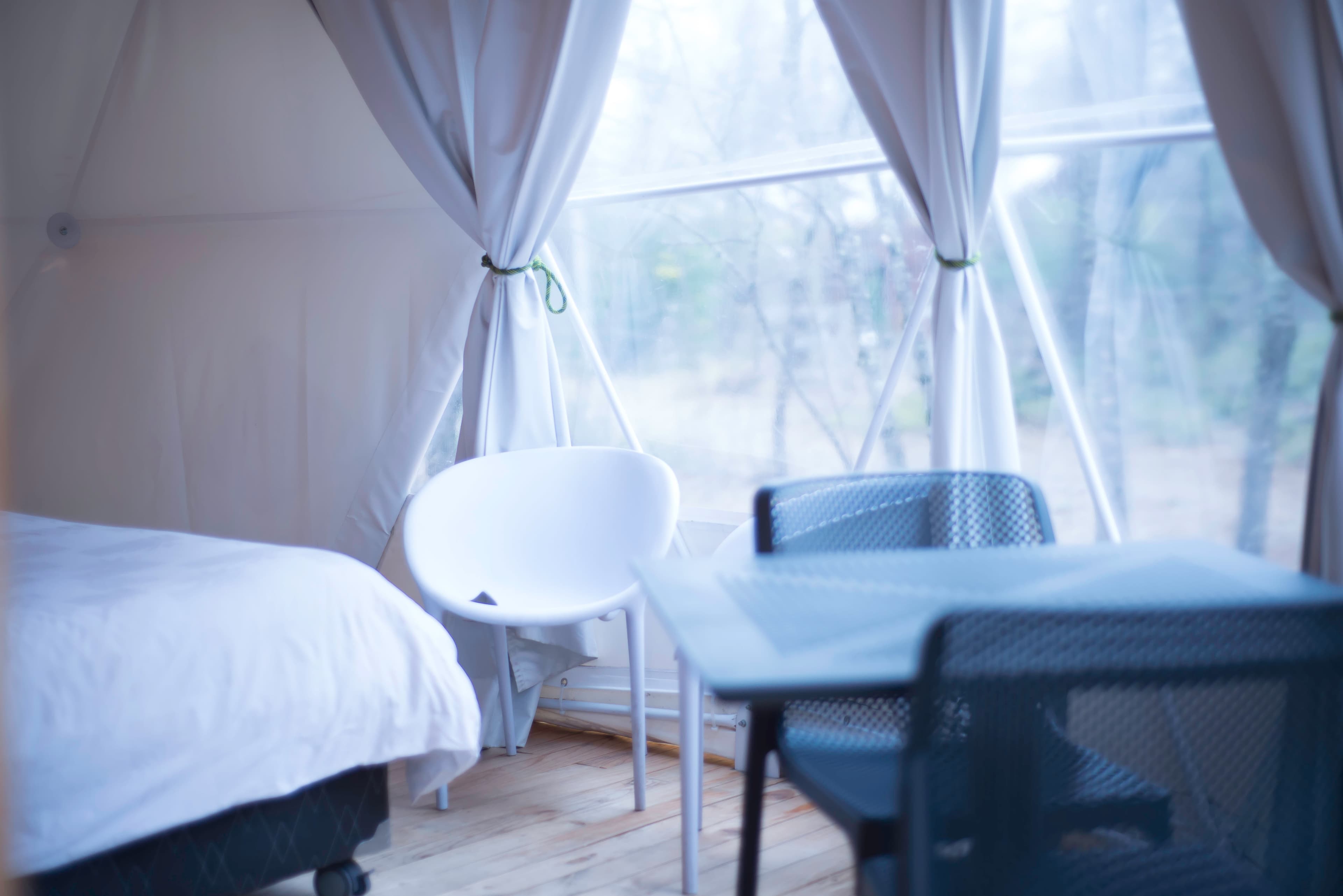 Fachada exterior del domo integrada en el paisaje