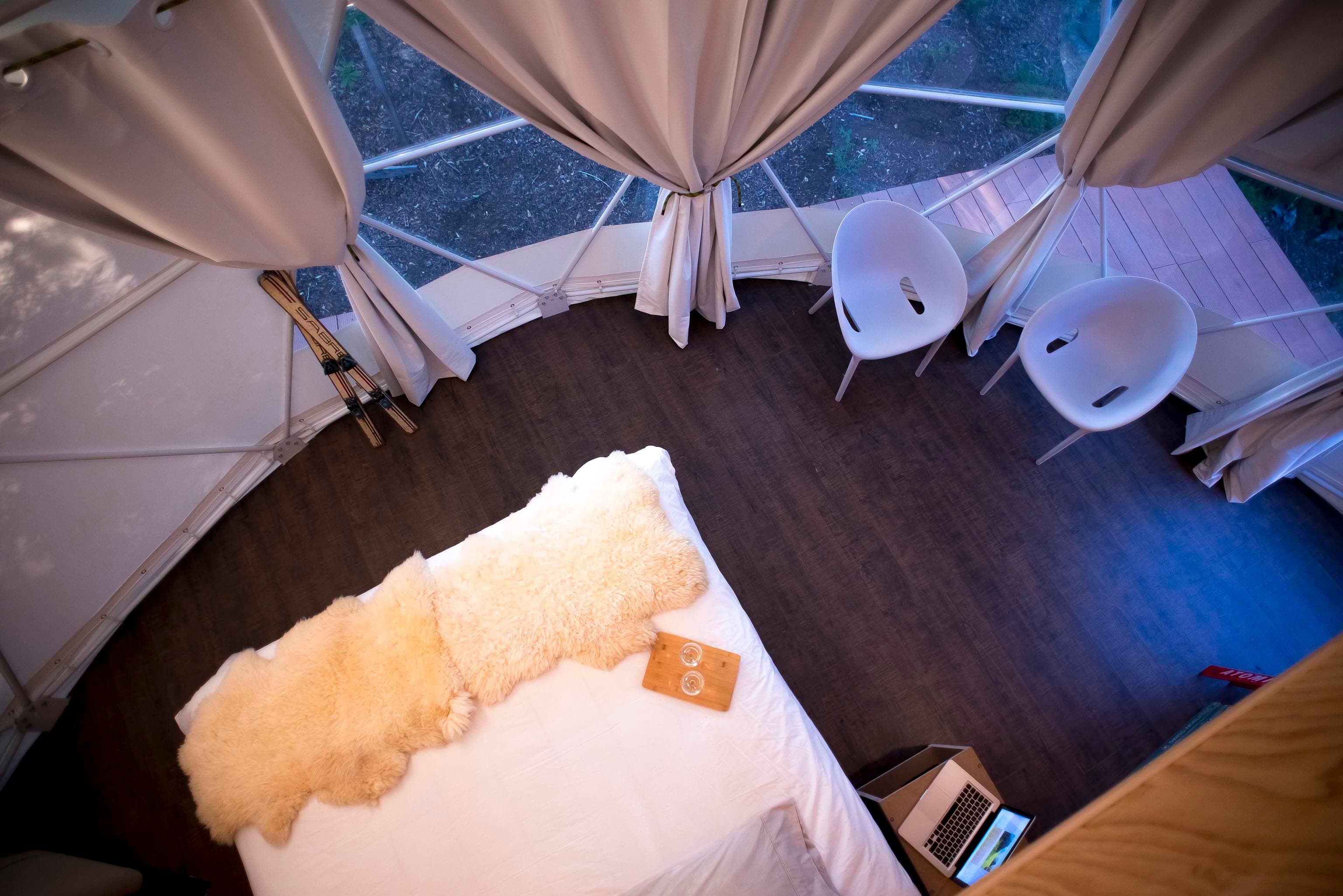 Ventanales panorámicos que integran la naturaleza