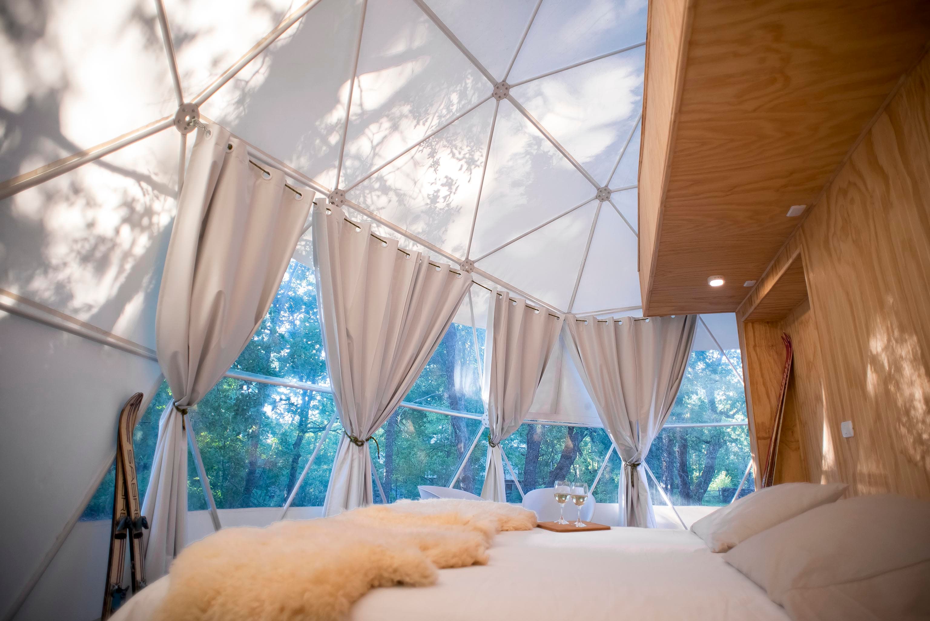 Interior acogedor del domo con ambiente romántico