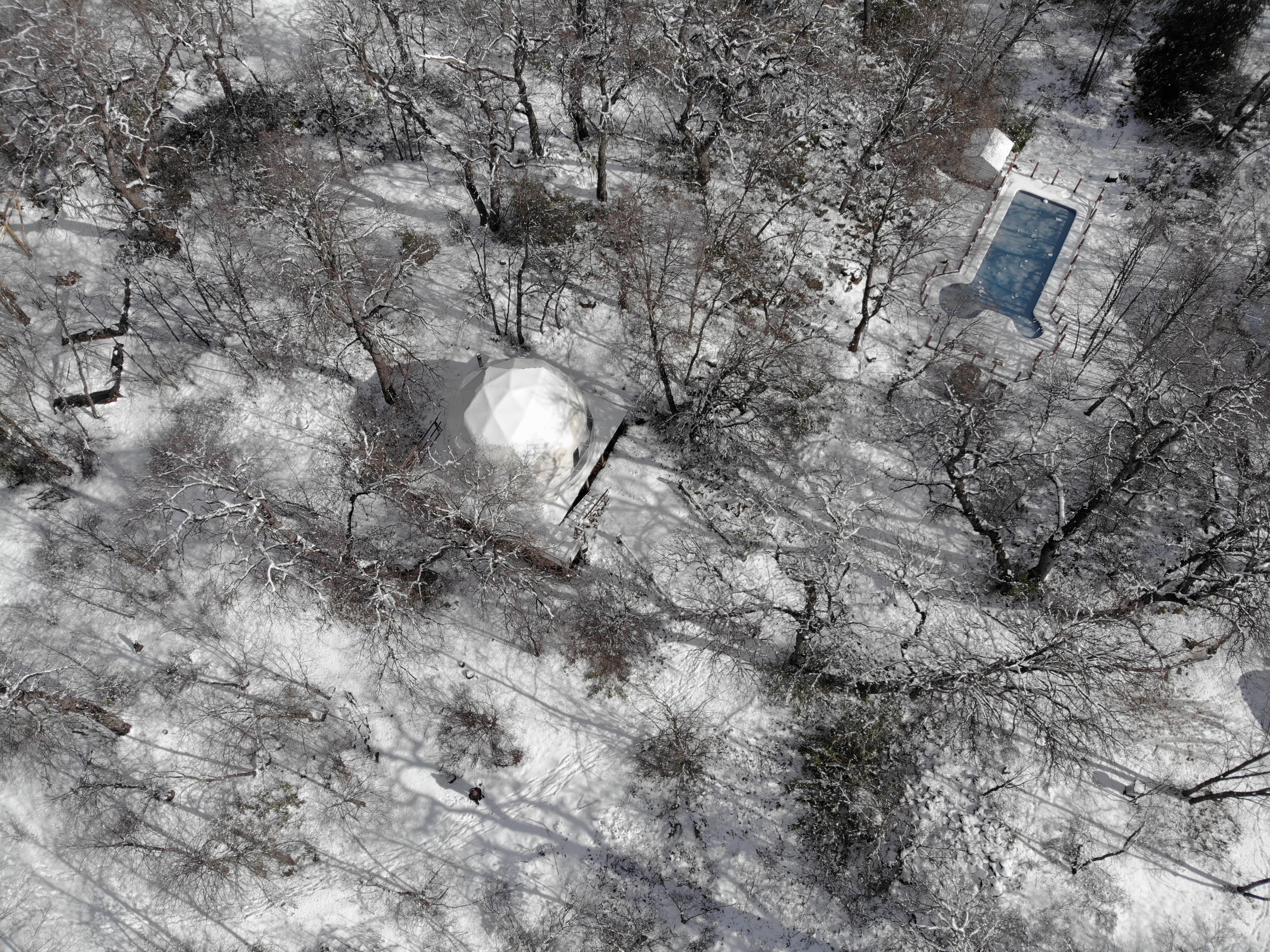 Atmósfera invernal junto a la piscina