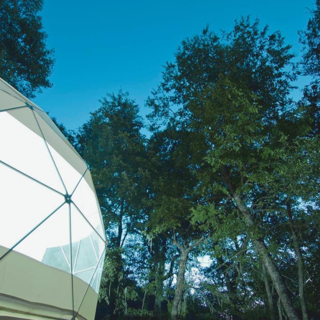 Domo iluminado bajo el cielo estrellado