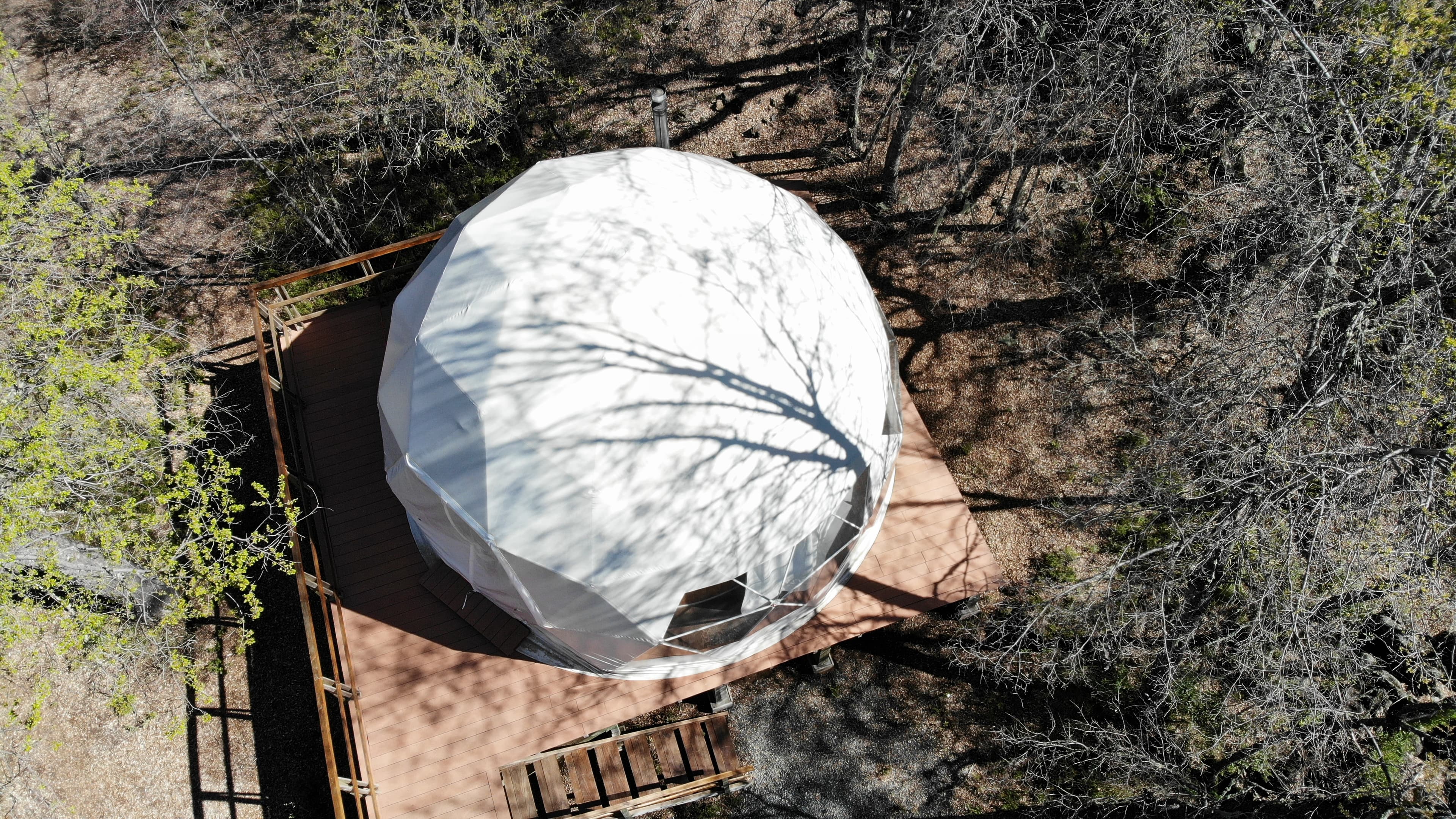 Vista aérea privilegiada de los domos en el bosque
