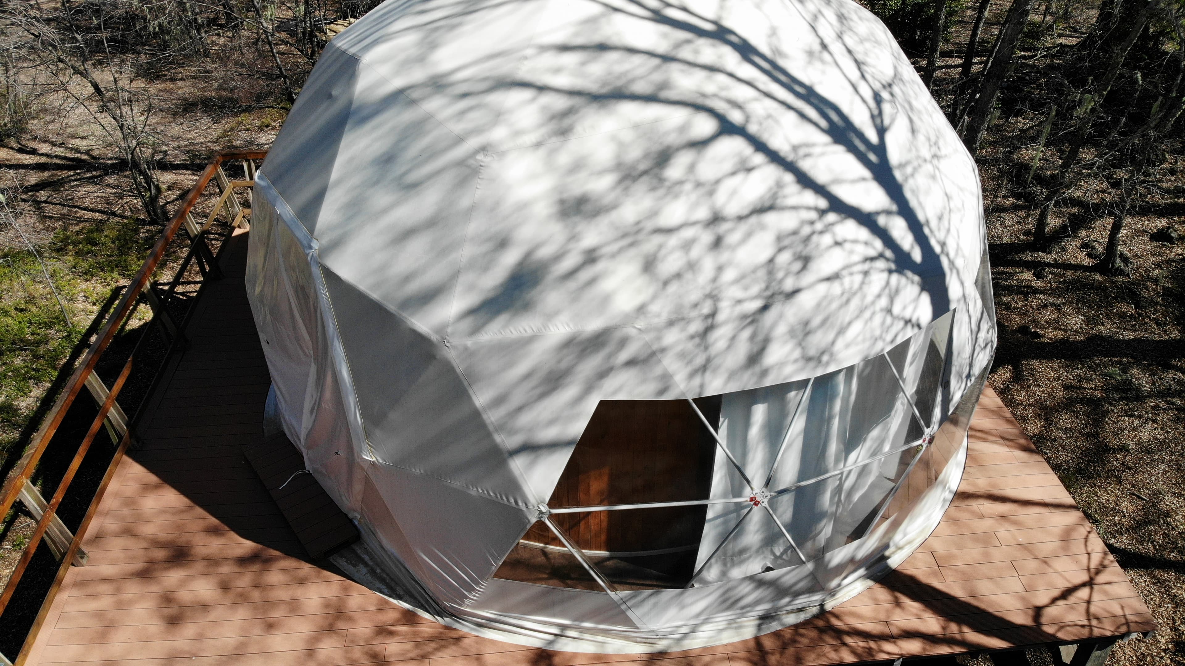 Arquitectura geodésica integrada en la naturaleza