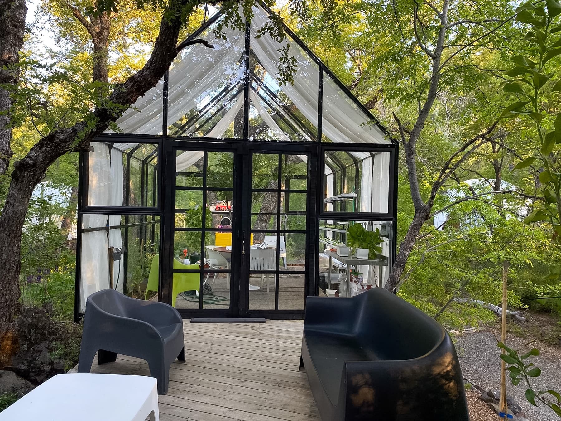 Invernadero de vidrio con terraza en el bosque de TreePod